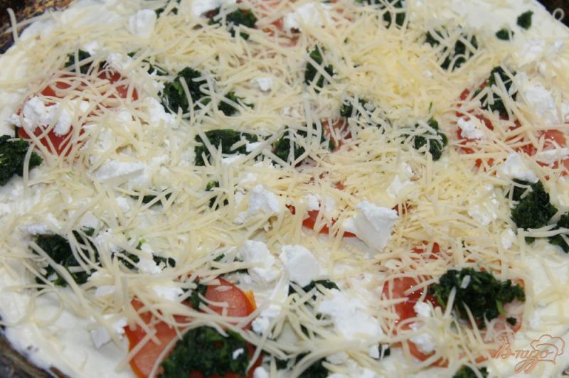 Фото приготовление рецепта: Тонкая пицца со шпинатом и фетой шаг №5