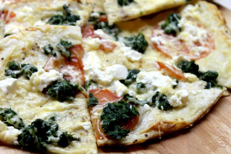 Фото приготовление рецепта: Тонкая пицца со шпинатом и фетой шаг №6