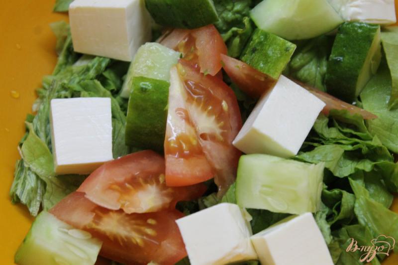 Фото приготовление рецепта: Свежий салат с овощами и плавленным сыром шаг №4