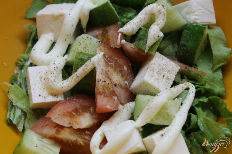 Фото приготовление рецепта: Свежий салат с овощами и плавленным сыром шаг №5