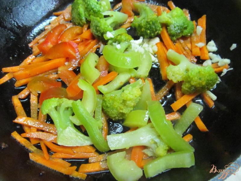 Фото приготовление рецепта: Жареные овощи по-итальянски с куриными колбасками шаг №3