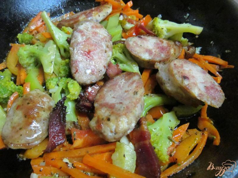 Фото приготовление рецепта: Жареные овощи по-итальянски с куриными колбасками шаг №4