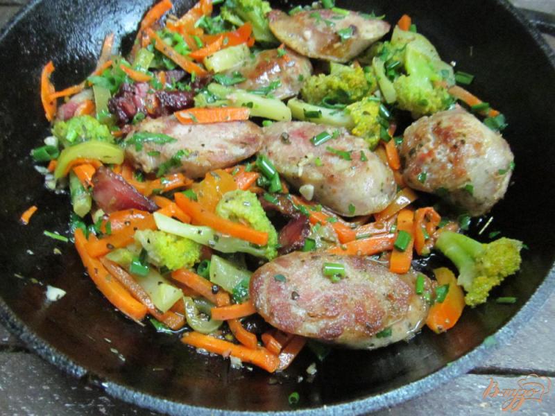Фото приготовление рецепта: Жареные овощи по-итальянски с куриными колбасками шаг №5