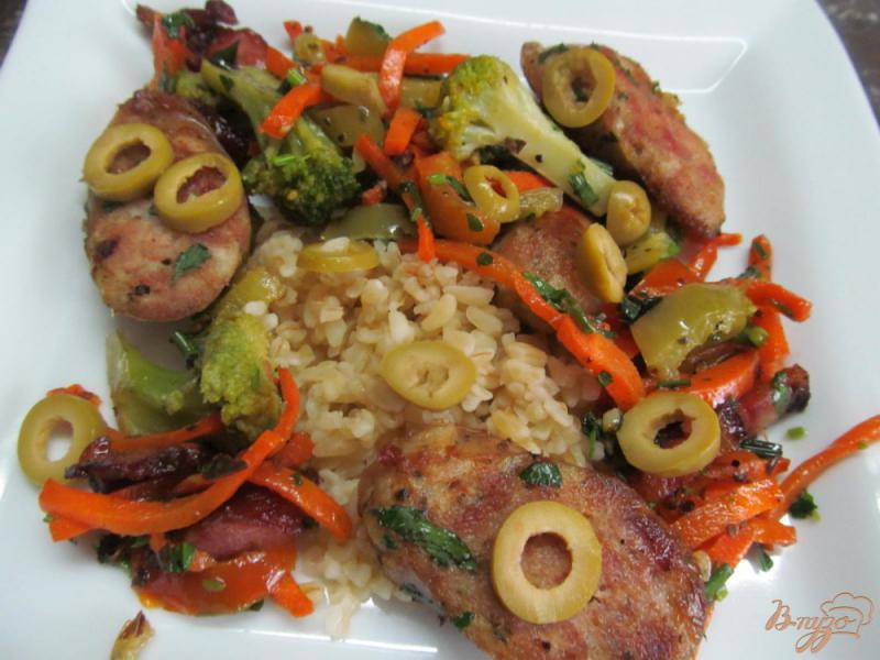 Фото приготовление рецепта: Жареные овощи по-итальянски с куриными колбасками шаг №6