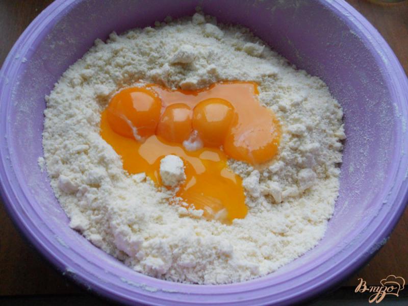 Фото приготовление рецепта: Песочный пирог с меренгой и ягодами шаг №3