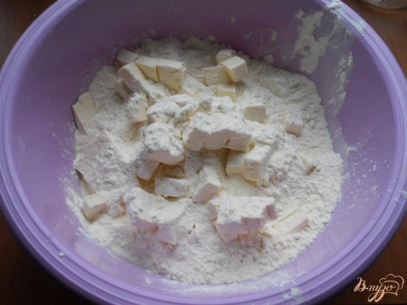 Фото приготовление рецепта: Песочный пирог с меренгой и ягодами шаг №1