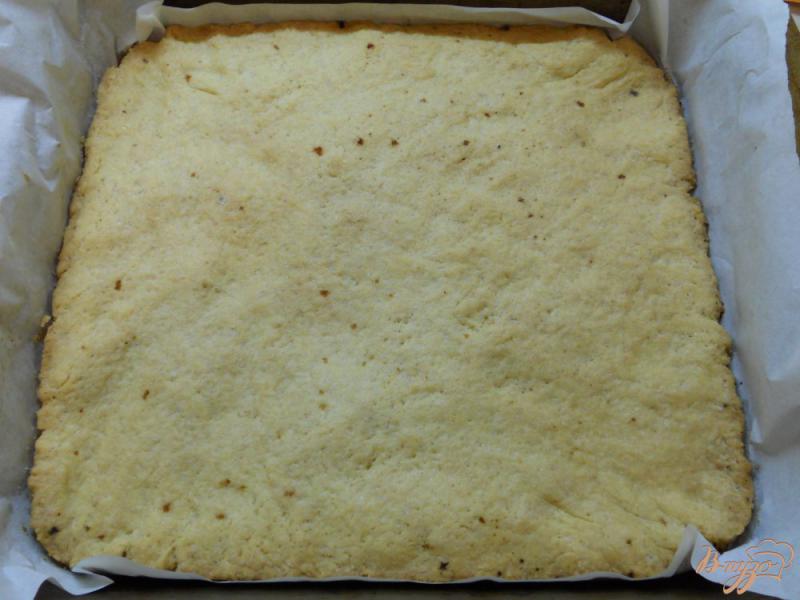 Фото приготовление рецепта: Песочный пирог с меренгой и ягодами шаг №6