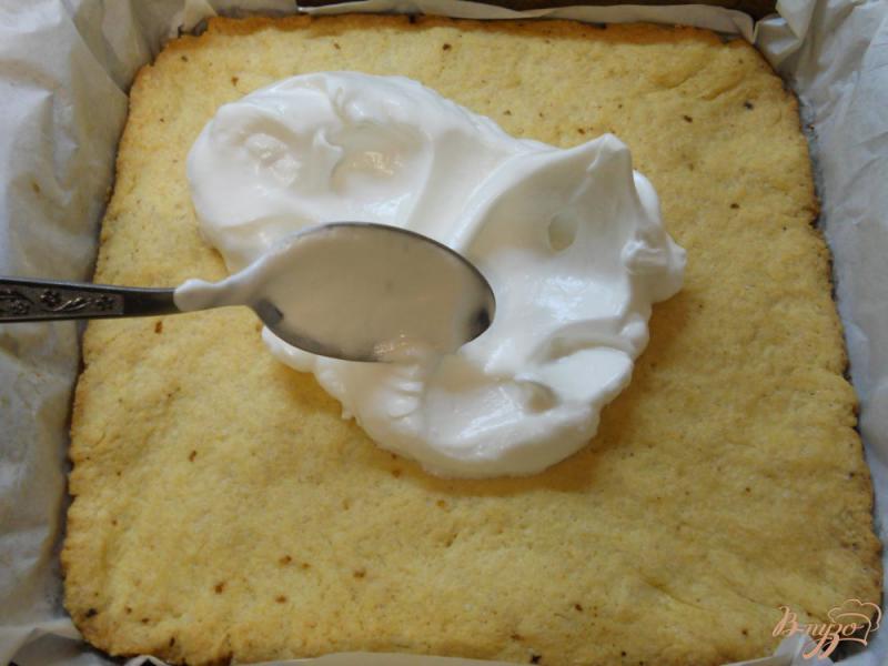 Фото приготовление рецепта: Песочный пирог с меренгой и ягодами шаг №9