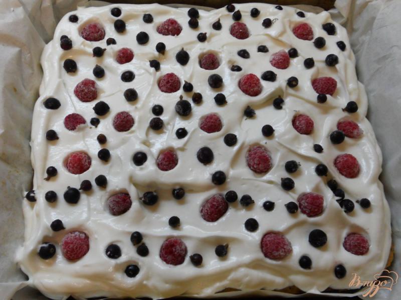 Фото приготовление рецепта: Песочный пирог с меренгой и ягодами шаг №10