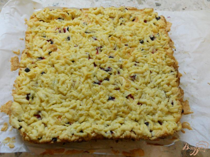 Фото приготовление рецепта: Песочный пирог с меренгой и ягодами шаг №12