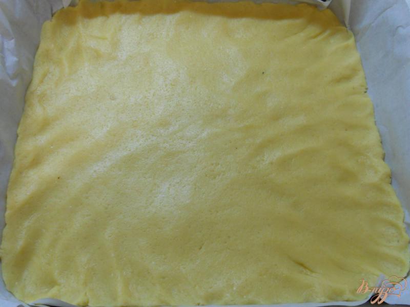 Фото приготовление рецепта: Песочный пирог с меренгой и ягодами шаг №5