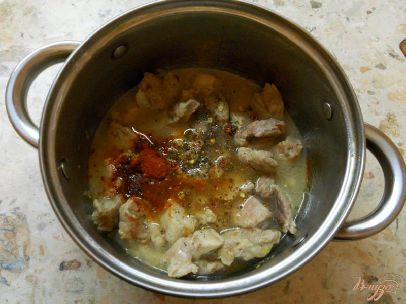 Фото приготовление рецепта: Свинина тушеная в медово-горчичном соусе шаг №5