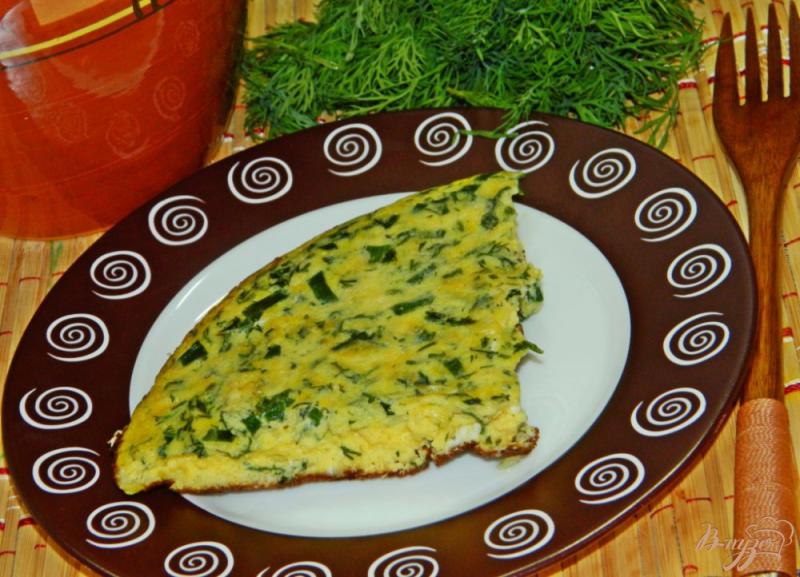 Фото приготовление рецепта: Омлет с сыром и зеленью шаг №6