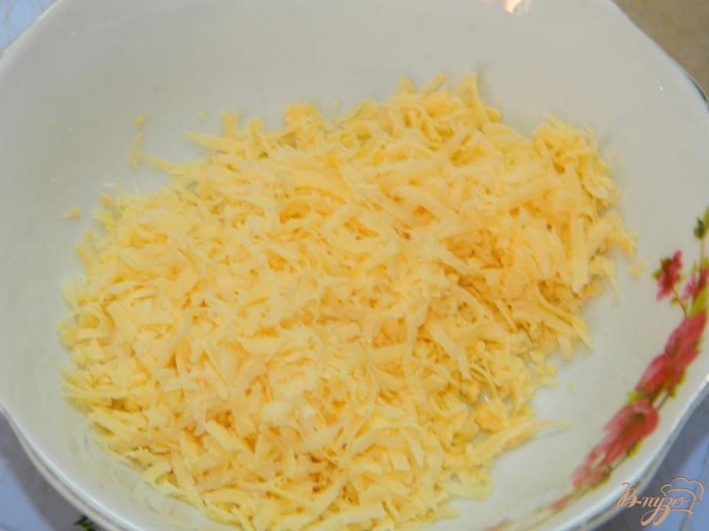 Фото приготовление рецепта: Омлет с сыром и зеленью шаг №3
