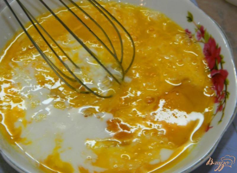 Фото приготовление рецепта: Омлет с сыром и зеленью шаг №4