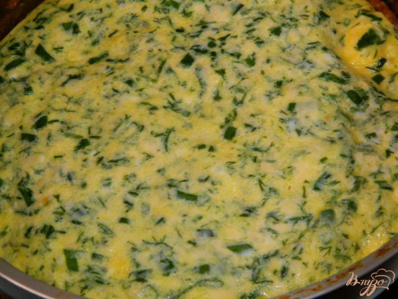 Фото приготовление рецепта: Омлет с сыром и зеленью шаг №5