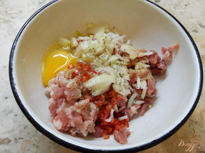 Фото приготовление рецепта: Битки из рубленой свинины со сладким перцем шаг №3