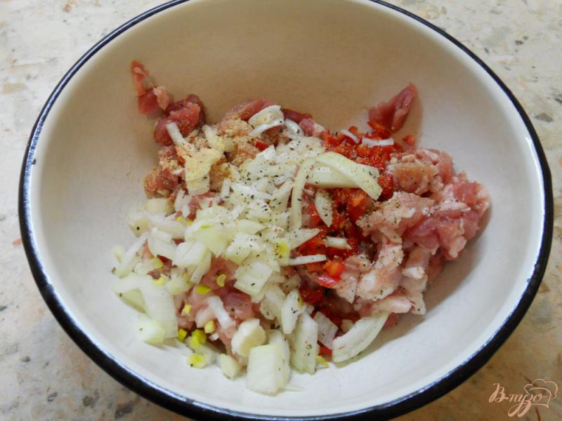 Фото приготовление рецепта: Битки из рубленой свинины со сладким перцем шаг №2