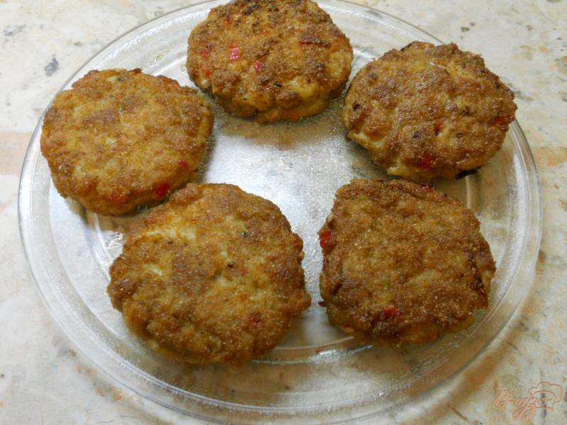 Фото приготовление рецепта: Битки из рубленой свинины со сладким перцем шаг №7