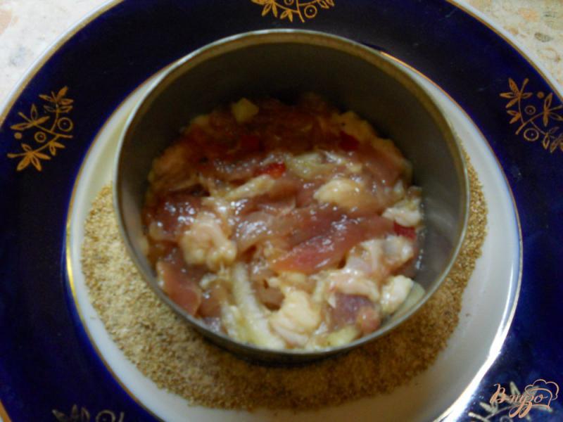 Фото приготовление рецепта: Битки из рубленой свинины со сладким перцем шаг №4