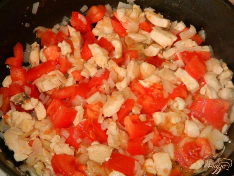 Фото приготовление рецепта: Сливочная подлива с курицей и помидорами шаг №2