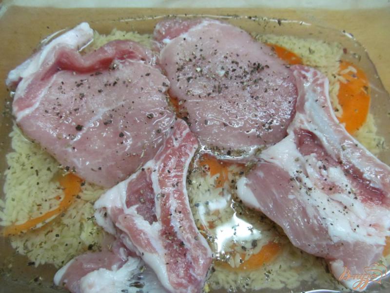 Фото приготовление рецепта: Запеченные свиные стейки с пастой орзони шаг №4