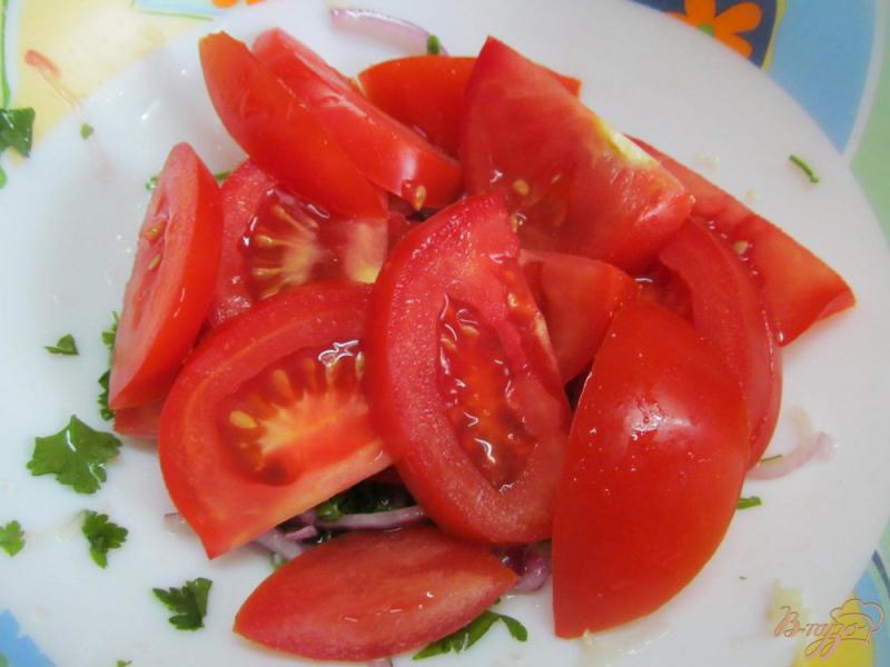 Фото приготовление рецепта: Салат из помидора под сыром с плесенью шаг №2
