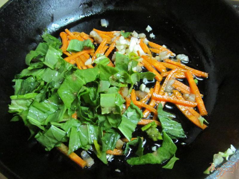 Фото приготовление рецепта: Яичница на капусте со шпинатом и нутом шаг №3