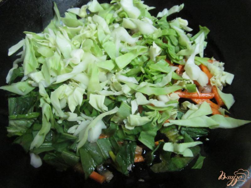 Фото приготовление рецепта: Яичница на капусте со шпинатом и нутом шаг №4
