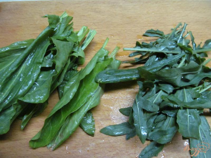 Фото приготовление рецепта: Салат с зеленью тыквой и сыром бри шаг №3