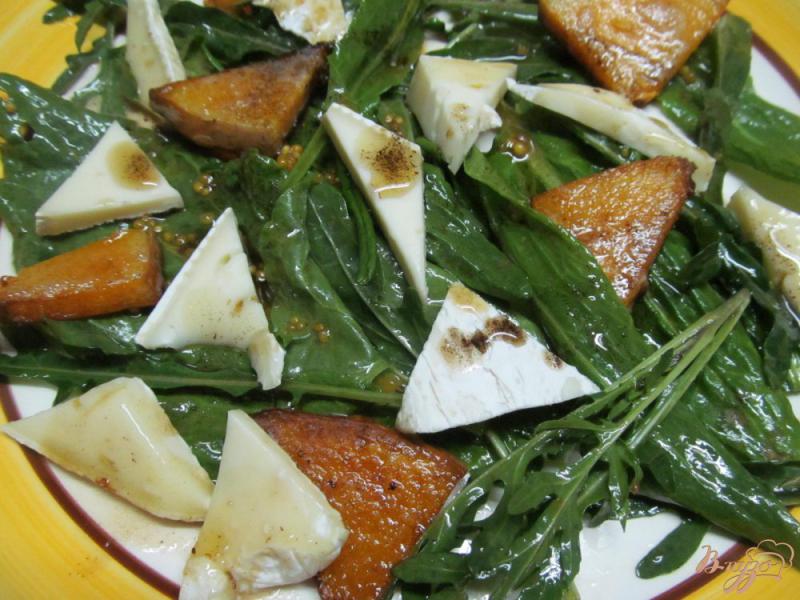 Фото приготовление рецепта: Салат с зеленью тыквой и сыром бри шаг №6