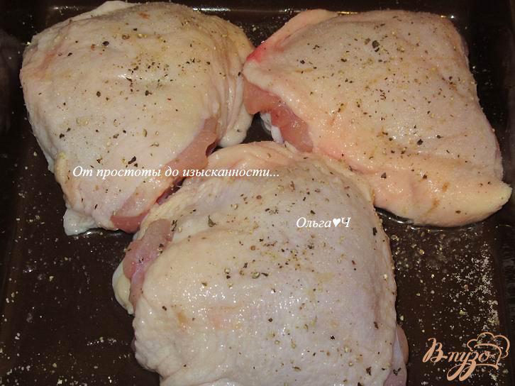 Фото приготовление рецепта: Курица в сырном соусе с чесноком шаг №2
