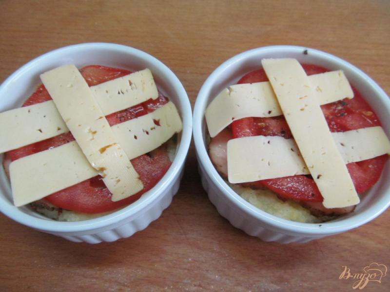 Фото приготовление рецепта: Кексы из пшенной каши с копченостью и помидором шаг №5