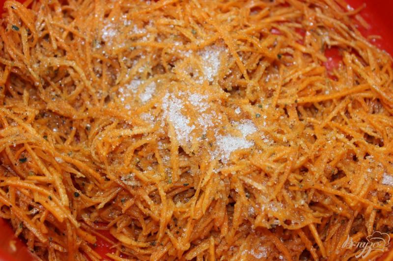 Фото приготовление рецепта: Морковь по - корейски с зеленью шаг №5