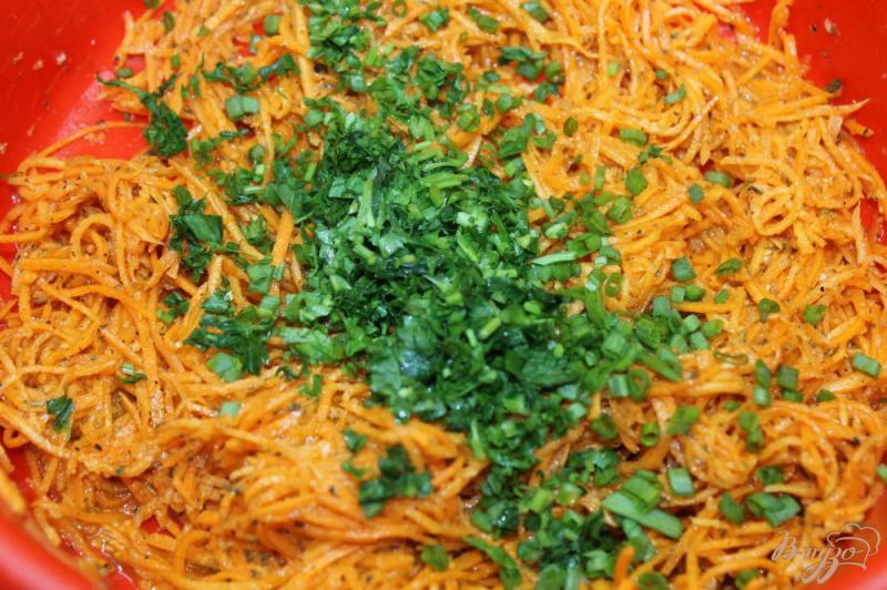 Фото приготовление рецепта: Морковь по - корейски с зеленью шаг №6