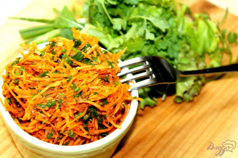 Фото приготовление рецепта: Морковь по - корейски с зеленью шаг №7