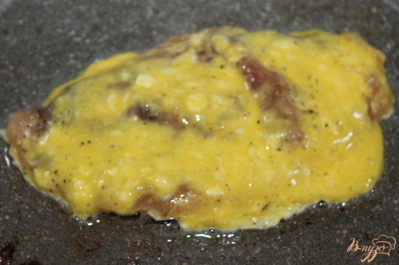 Фото приготовление рецепта: Куриное филе в кляре с сыром «Дор Блю» шаг №5