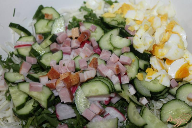 Фото приготовление рецепта: Капустный салат с беконом, яйцом и щавелем шаг №4