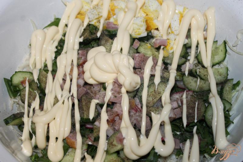 Фото приготовление рецепта: Капустный салат с беконом, яйцом и щавелем шаг №5
