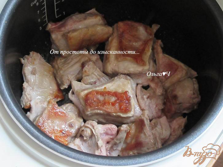 Фото приготовление рецепта: Бараньи ребрышки с луком и пряностями шаг №2