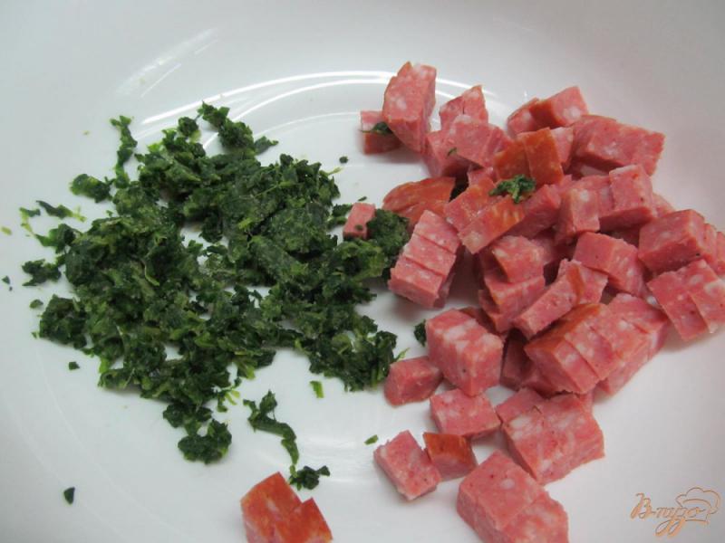 Фото приготовление рецепта: Салат с салями огурцом и сыром тофу шаг №1