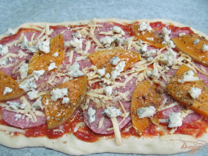Фото приготовление рецепта: Пицца с тыквой и сыром с плесенью шаг №7