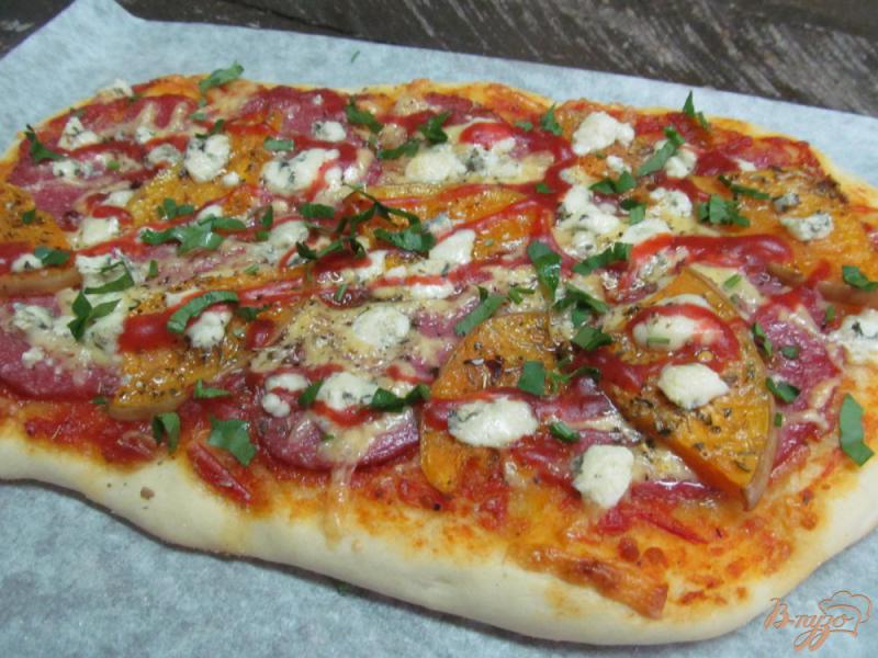 Фото приготовление рецепта: Пицца с тыквой и сыром с плесенью шаг №8