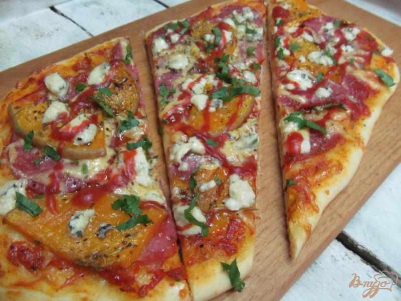 Фото приготовление рецепта: Пицца с тыквой и сыром с плесенью шаг №9