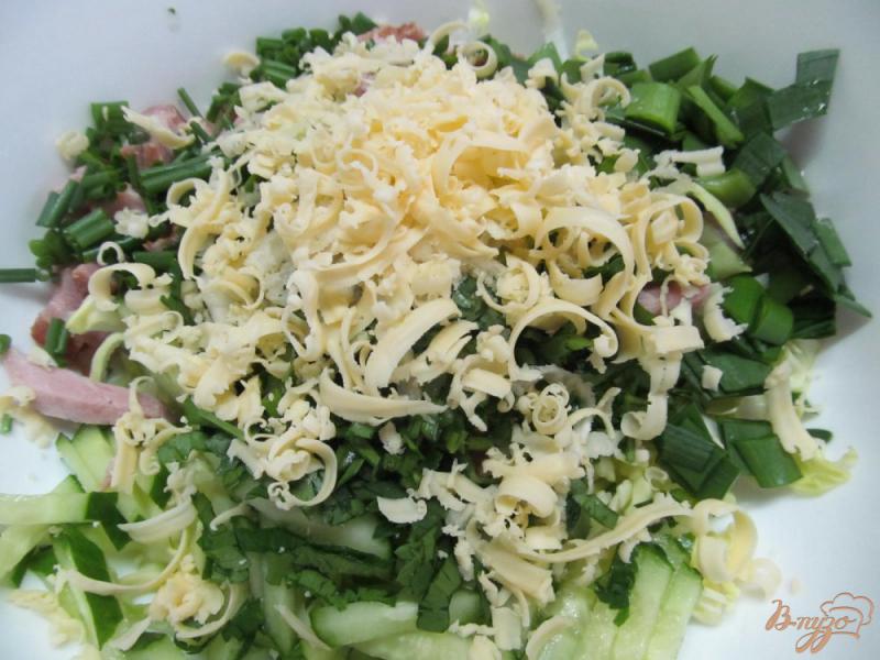 Фото приготовление рецепта: Овощной салат с бужениной и сливочным сыром шаг №3