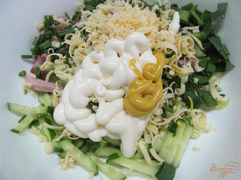 Фото приготовление рецепта: Овощной салат с бужениной и сливочным сыром шаг №4