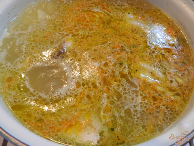 Фото приготовление рецепта: Суп с курицей и вермишелью шаг №6