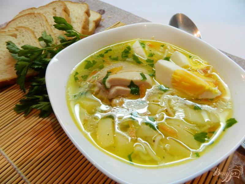 Фото приготовление рецепта: Суп с курицей и вермишелью шаг №7