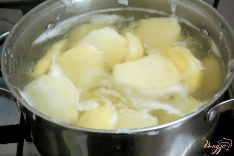 Фото приготовление рецепта: Картофельное пюре с сыром и укропом шаг №2