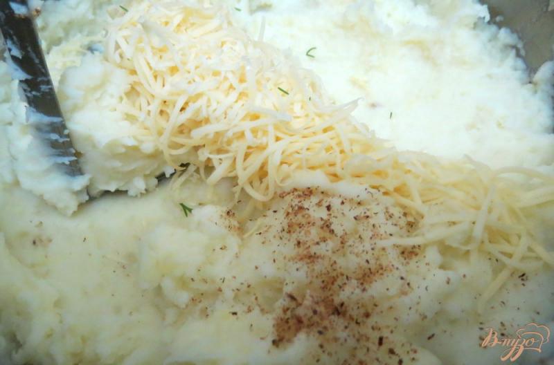 Фото приготовление рецепта: Картофельное пюре с сыром и укропом шаг №7